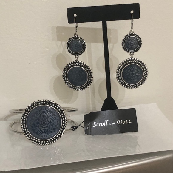 Earrings and bracelet set - Picture 3 of 12